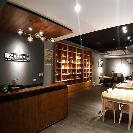 藏青民宿the Wind Guesthouse-Youth Inn 台南 エクステリア 写真