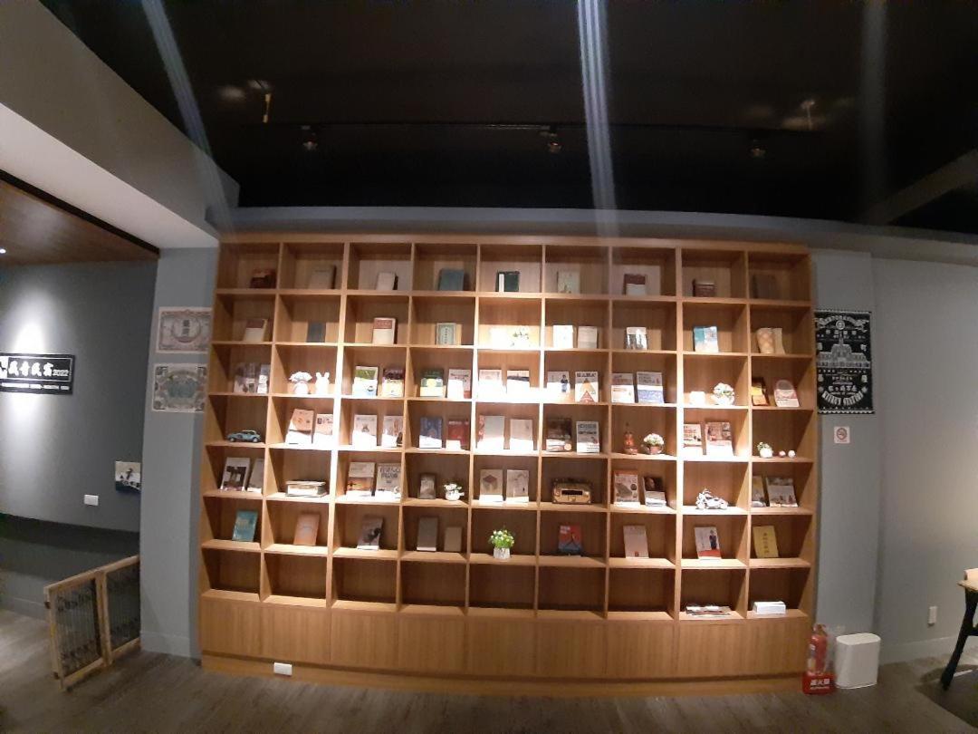 藏青民宿the Wind Guesthouse-Youth Inn 台南 エクステリア 写真